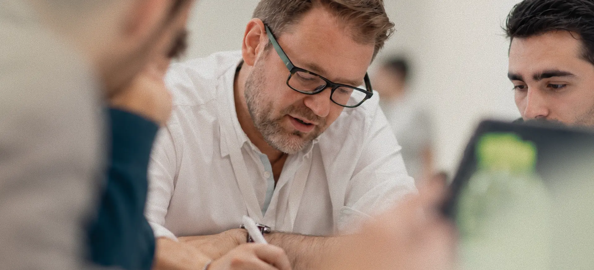 Kimeo-Teilnehmende arbeiten gemeinsam an einer Aufgabe