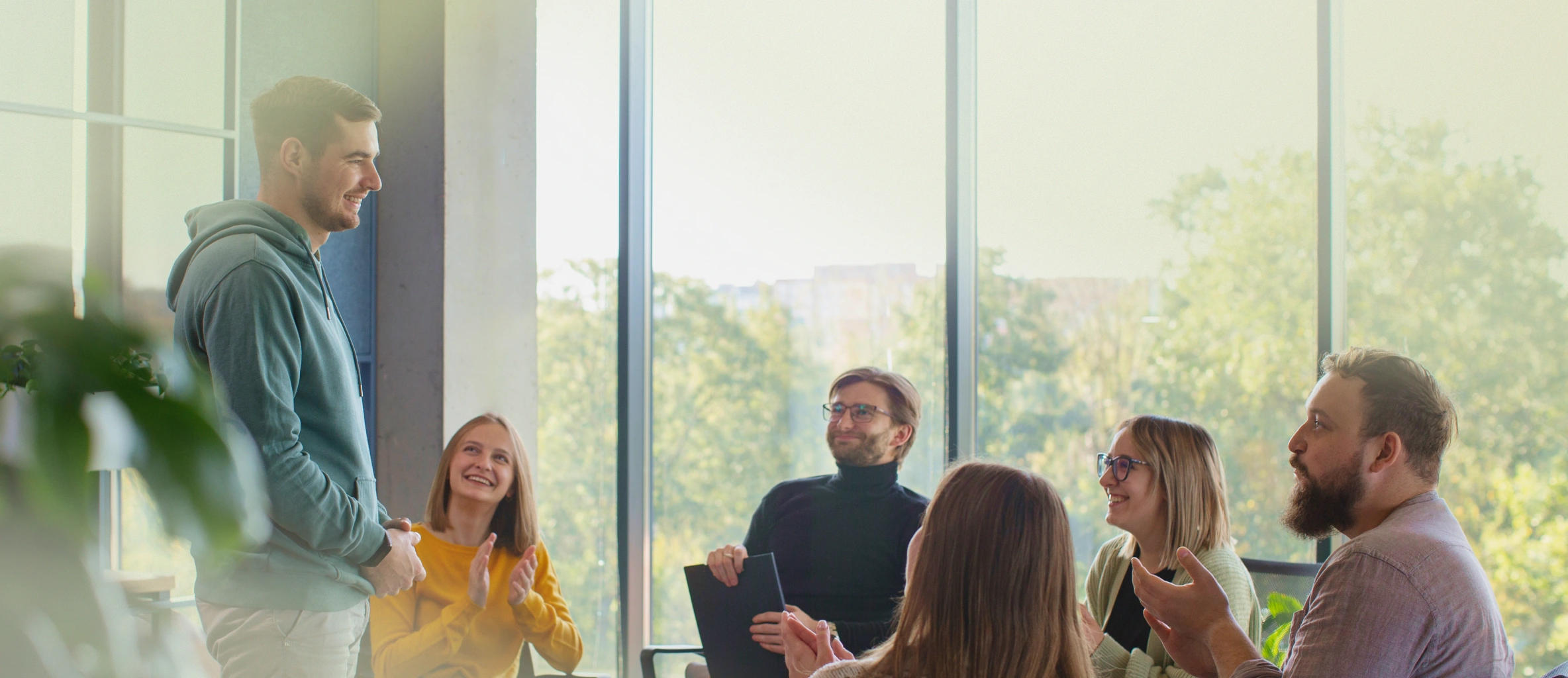 Ein Team tauscht sich in einem Workshop aus