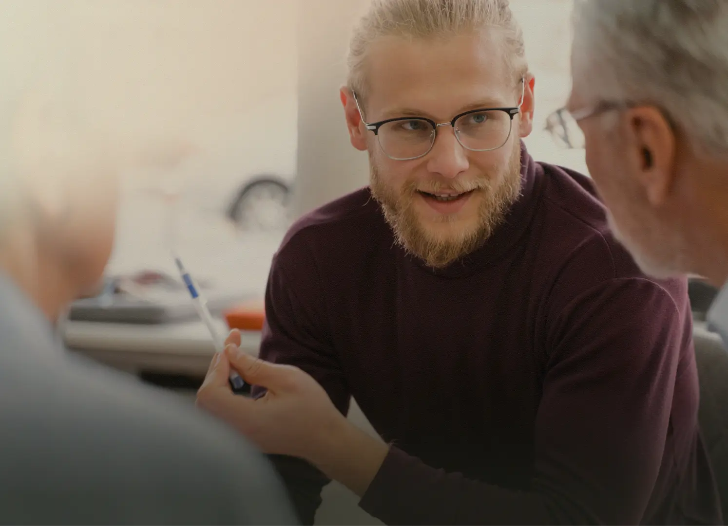 Zwei Menschen sprechen beim Kimeo Netzwerktreffen miteinander